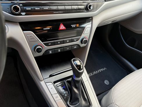 Used 2017 Hyundai Elantra Limited image 25