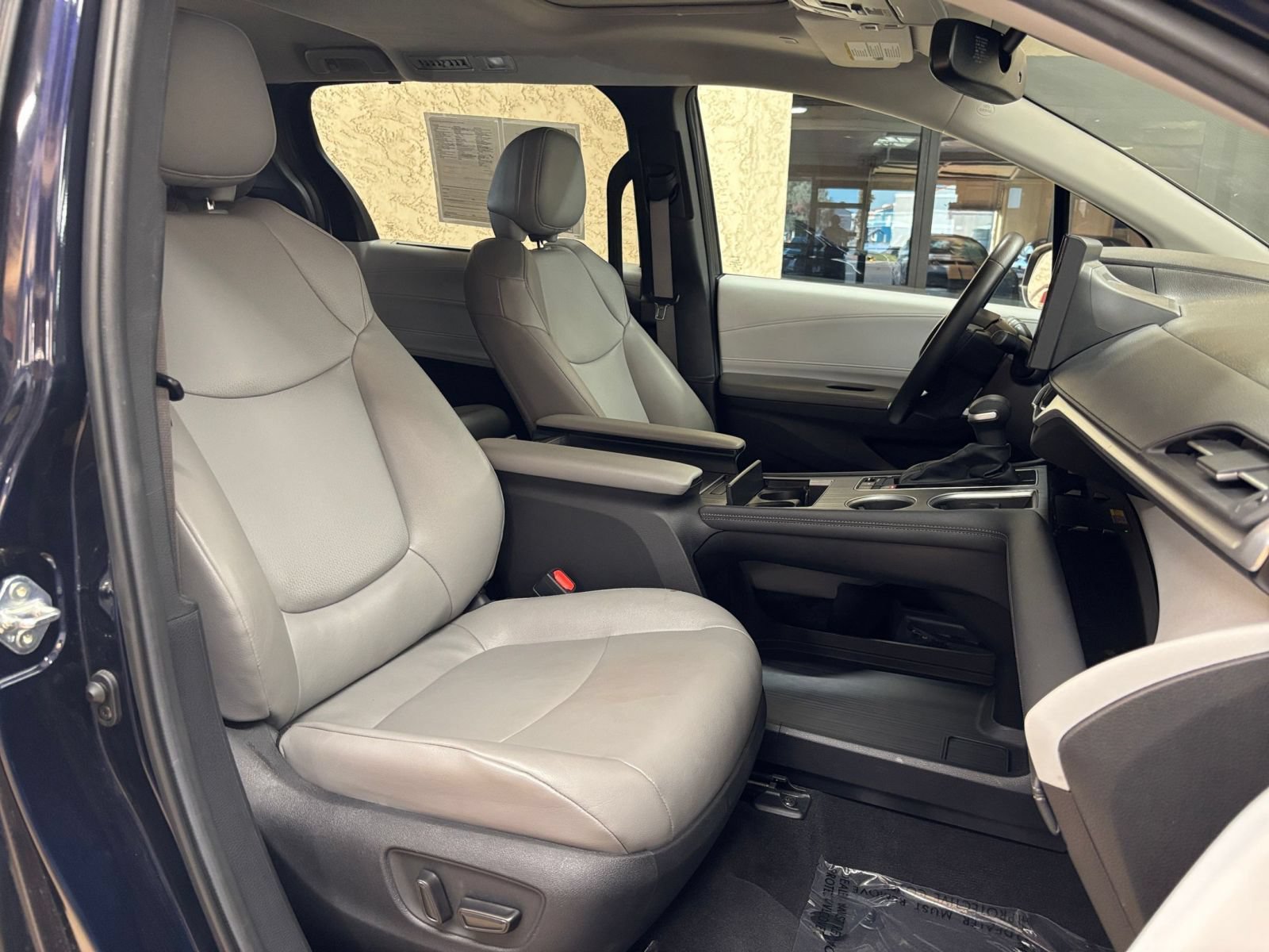 Used 2025 Toyota Sienna XLE FWD image 38