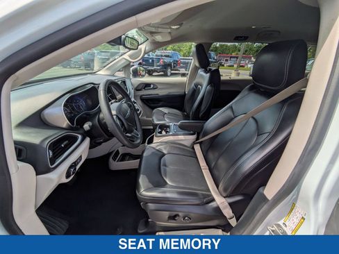 Used 2023 Chrysler Pacifica Touring-L FWD image 26