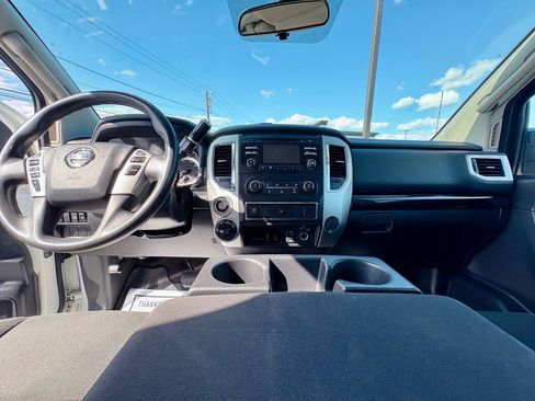 Used 2018 Nissan Titan SV AWD/4WD image 25