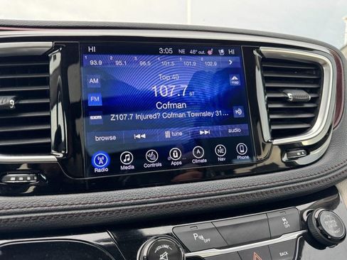 Used 2017 Chrysler Pacifica Limited image 22