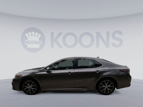 Used 2024 Toyota Camry SE w/ Cold Weather Package FWD image 7