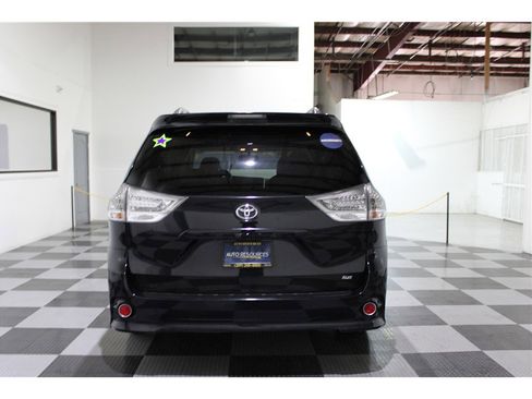 Used 2017 Toyota Sienna SE image 5