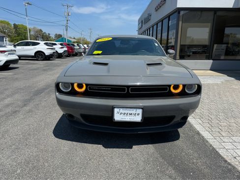 Used 2019 Dodge Challenger SXT AWD/4WD image 2