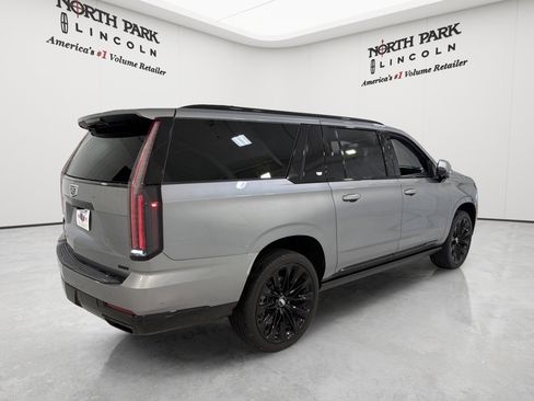 Used 2025 Cadillac Escalade ESV Sport Platinum w/ LPO, ONYX Package AWD/4WD image 5