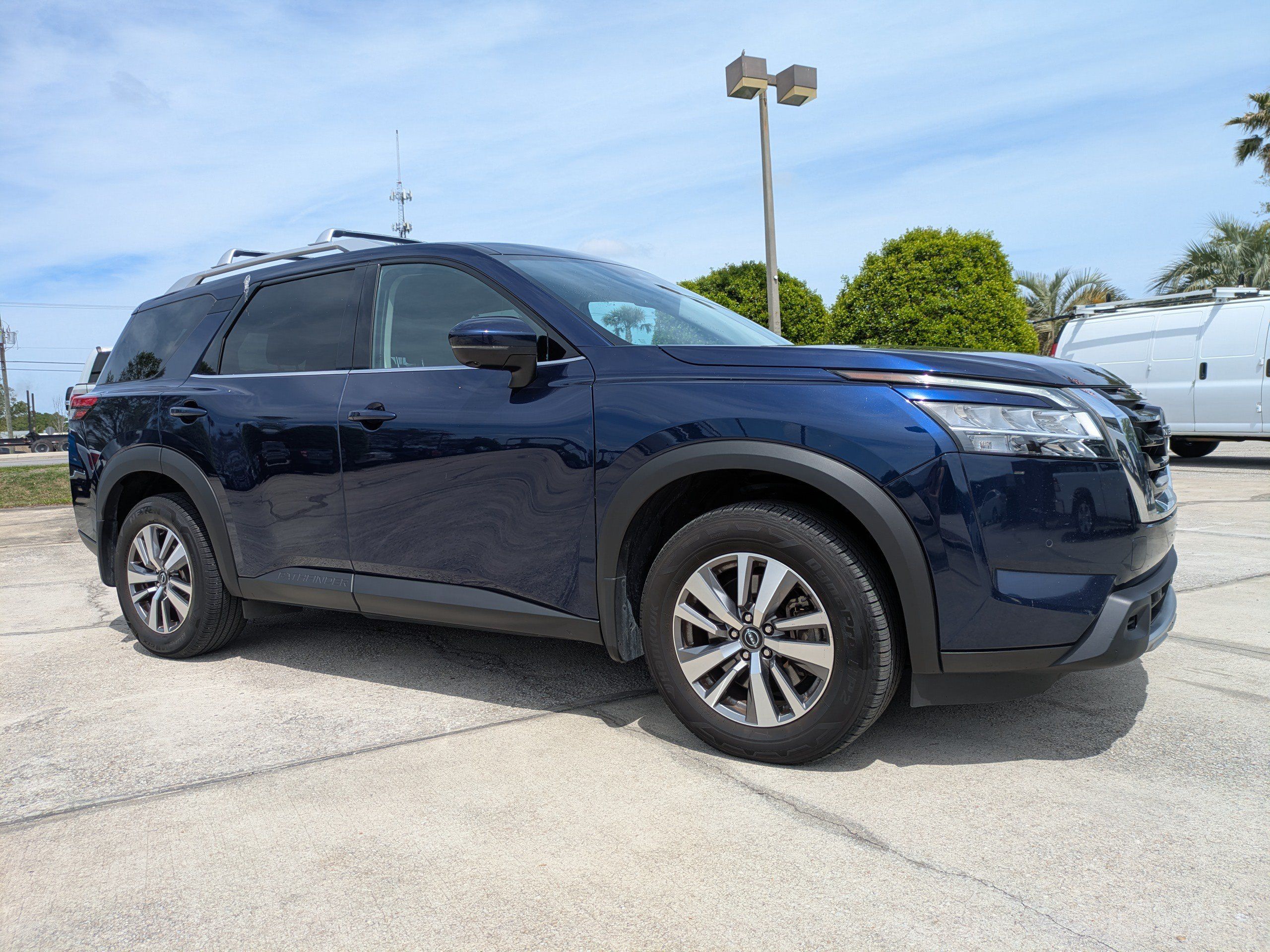 Used 2023 Nissan Pathfinder SL FWD image 2