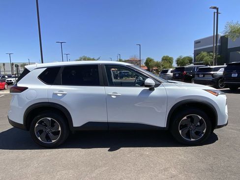 Used 2025 Nissan Rogue SV FWD image 2
