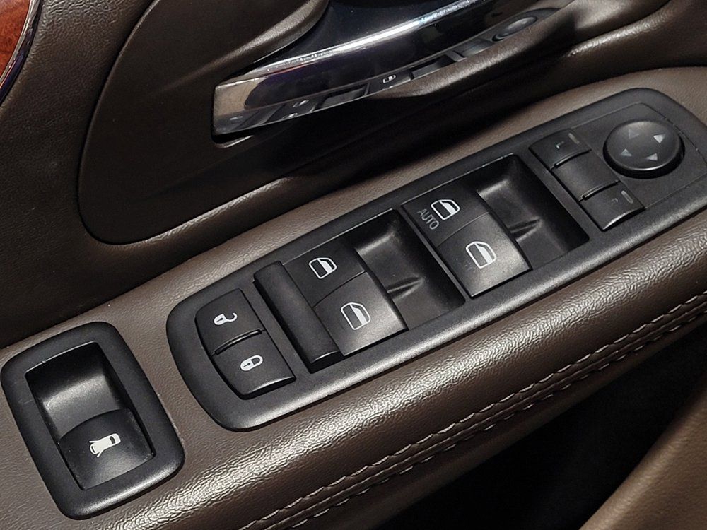 Used 2016 Chrysler Town & Country Touring FWD image 27
