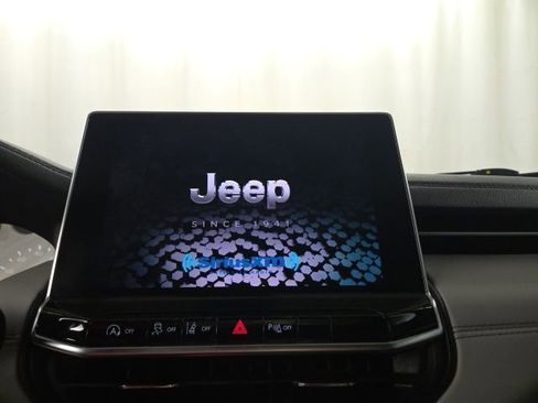Used 2023 Jeep Compass Limited image 12