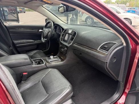 Used 2019 Chrysler 300 Limited AWD/4WD image 23