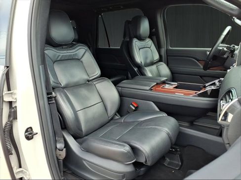 Used 2024 Lincoln Navigator Reserve image 14