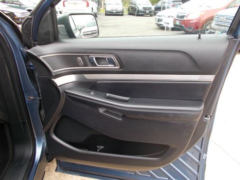 Used 2018 Ford Explorer XLT w/ Equipment Group 202A AWD/4WD image 17