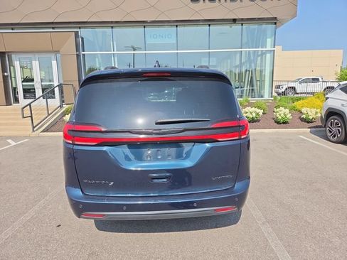 Used 2025 Chrysler Pacifica Limited FWD image 3