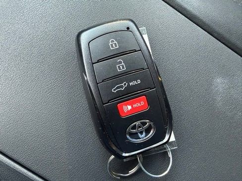 Used 2024 Toyota Highlander LE image 16