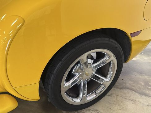 Used 2004 Chevrolet SSR w/ Preferred Equipment Group RWD image 11