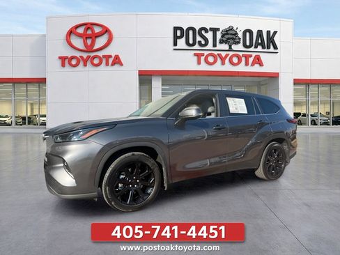 Used 2023 Toyota Highlander LE FWD image 2