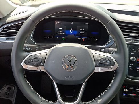 Used 2022 Volkswagen Tiguan SE AWD/4WD image 19