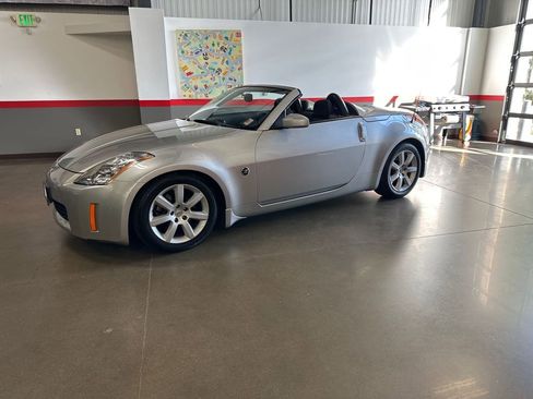 Used 2004 Nissan 350Z Enthusiast w/ Side Airbags Pkg image 37
