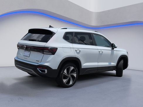 Used 2025 Volkswagen Taos SE AWD/4WD image 4