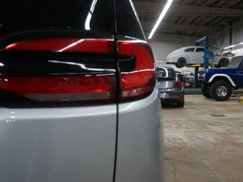 Used 2024 Chrysler Pacifica Touring-L image 82