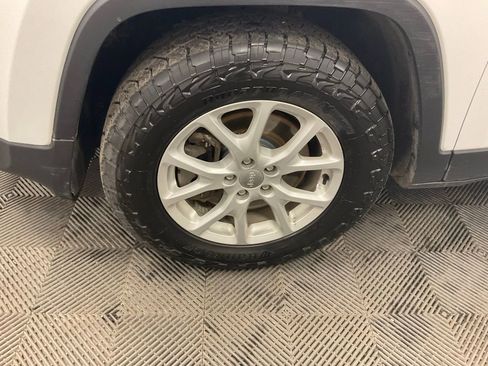 Used 2017 Jeep Cherokee Latitude w/ Cold Weather Group image 8