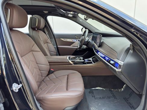 Used 2023 BMW i7 xDrive60 w/ Executive Package 2 AWD/4WD image 16