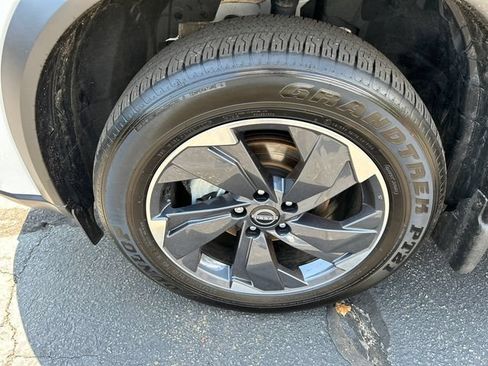 Certified 2024 Nissan Rogue SV w/ SV Premium Package AWD/4WD image 8