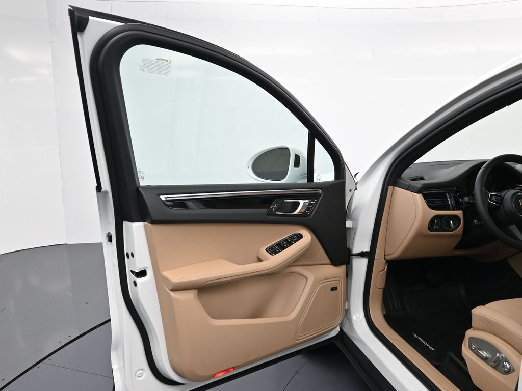 Certified 2026 Porsche Macan AWD/4WD image 16
