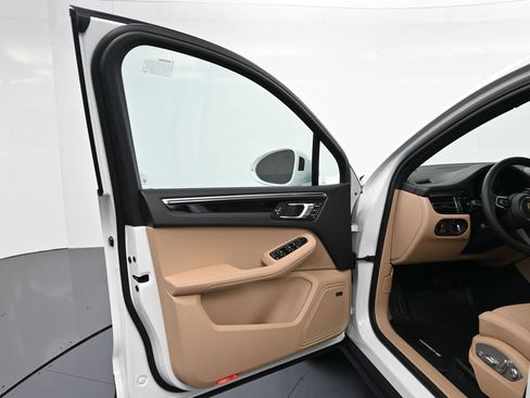 Certified 2026 Porsche Macan AWD/4WD image 16
