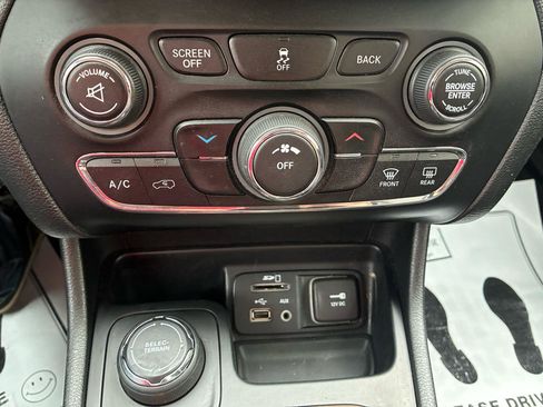 Used 2014 Jeep Cherokee Latitude w/ Cold Weather Group AWD/4WD image 22