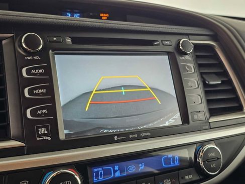 Used 2018 Toyota Highlander Limited FWD image 29