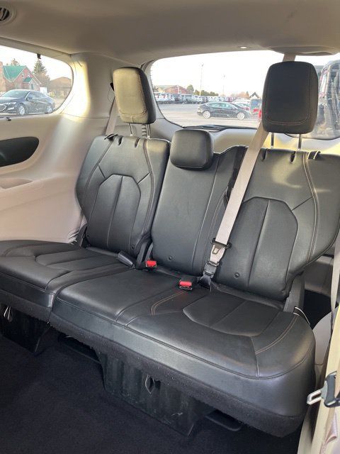Used 2019 Chrysler Pacifica Touring-L FWD image 34