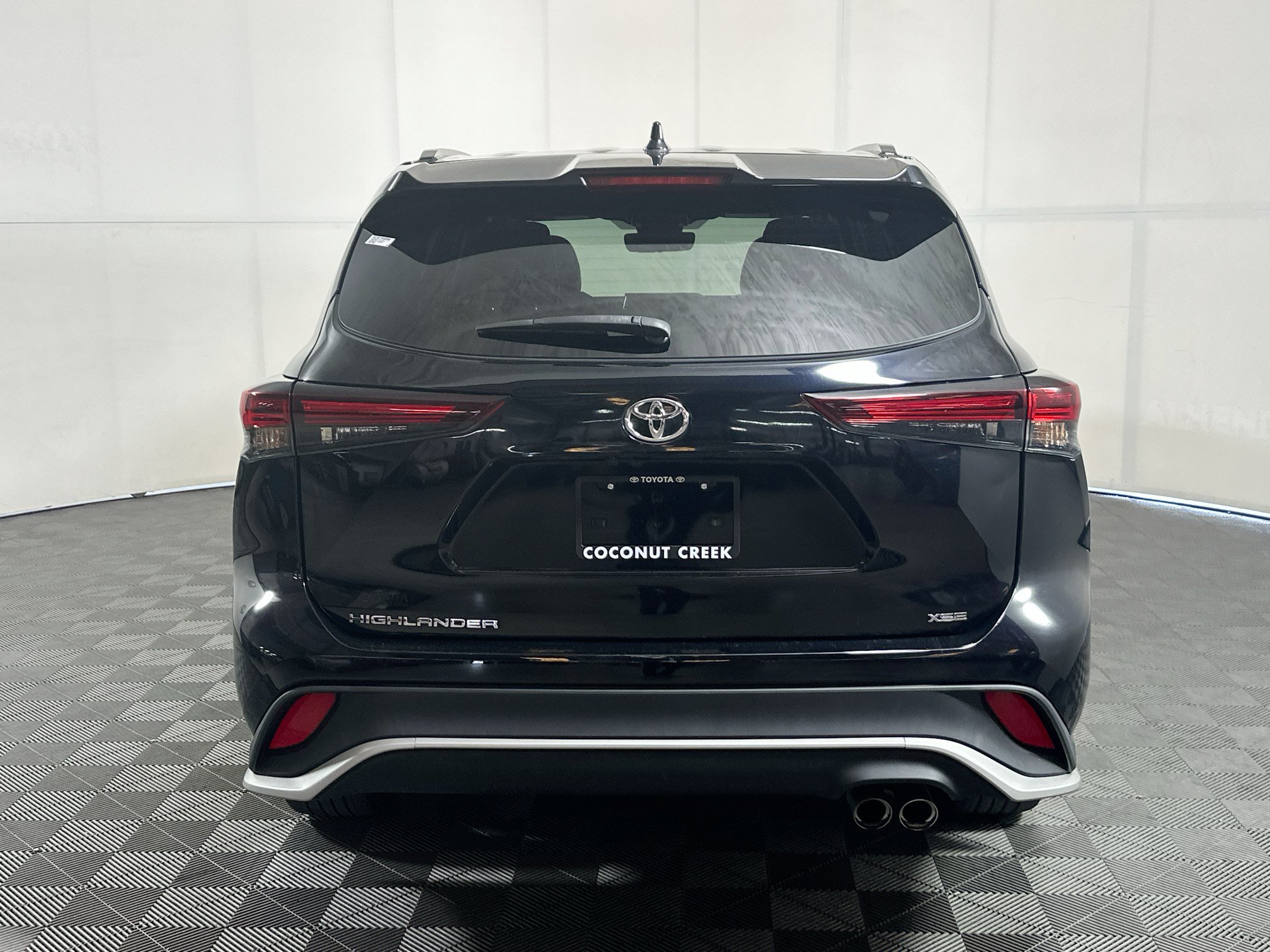 Used 2024 Toyota Highlander XSE FWD image 4