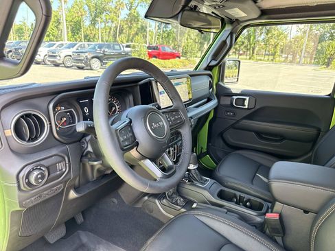 Used 2025 Jeep Gladiator Sport AWD/4WD image 21