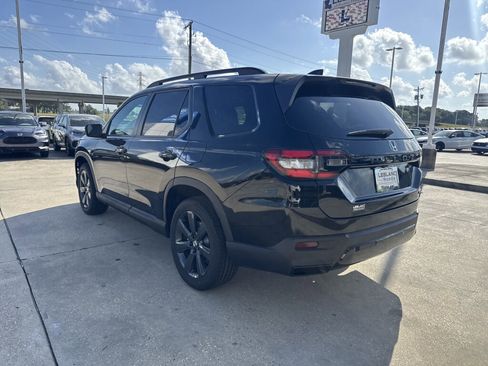 New 2026 Honda Pilot Sport image 4