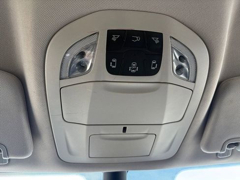 Used 2024 Chrysler Pacifica Touring-L image 7