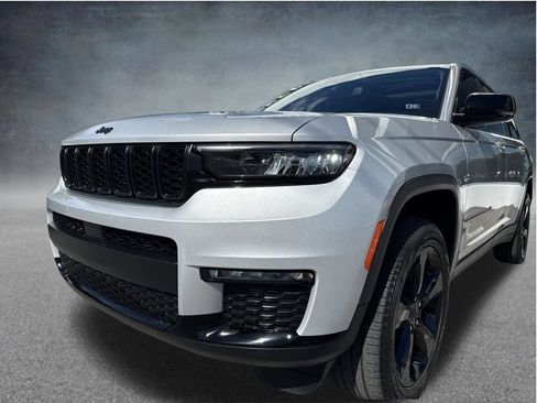 Used 2023 Jeep Grand Cherokee L Limited w/ Black Appearance Package AWD/4WD image 9