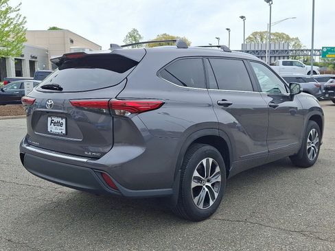 Used 2023 Toyota Highlander XLE AWD/4WD image 4