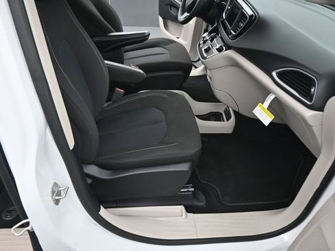 Used 2023 Chrysler Voyager LX FWD image 14
