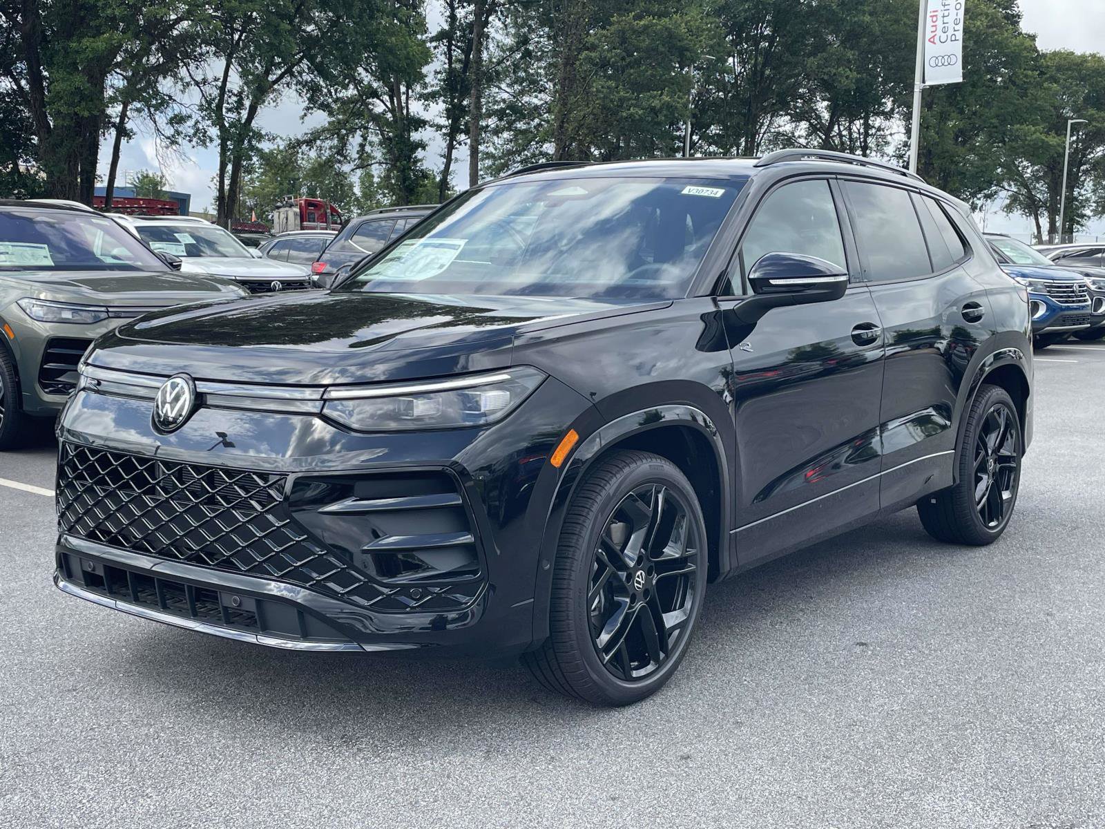 New 2026 Volkswagen Tiguan SE R-Line FWD image 3