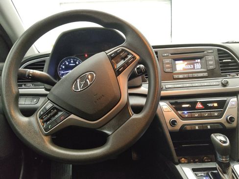 Used 2018 Hyundai Elantra SE FWD image 22
