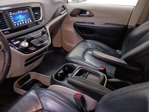 Used 2018 Chrysler Pacifica Touring-L image 24