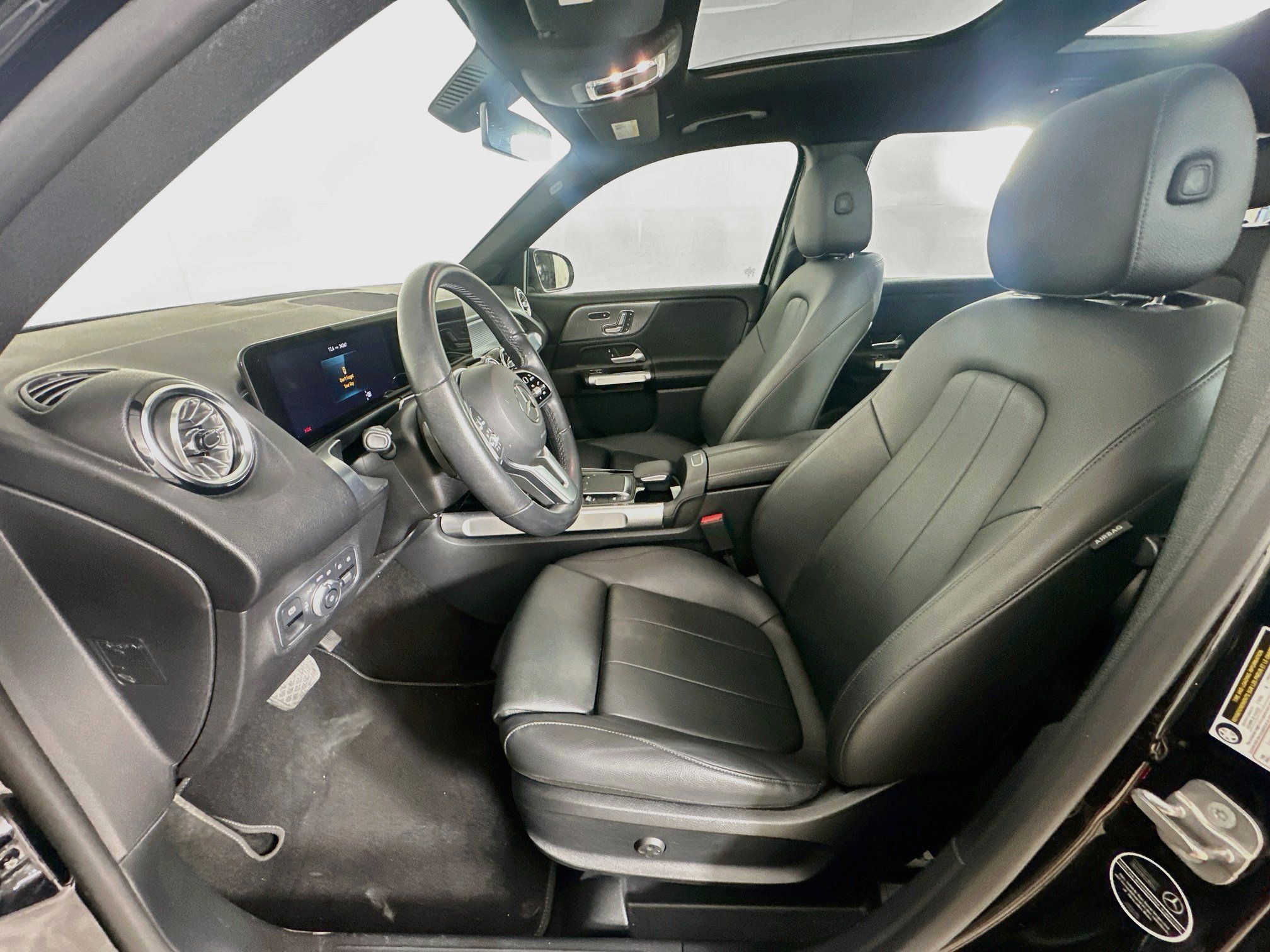 Used 2023 Mercedes-Benz GLB 250 w/ Premium Package image 13