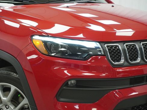Used 2023 Jeep Compass Latitude w/ Sun and Sound Group AWD/4WD image 5