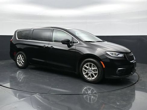 Used 2024 Chrysler Pacifica Touring-L FWD image 3