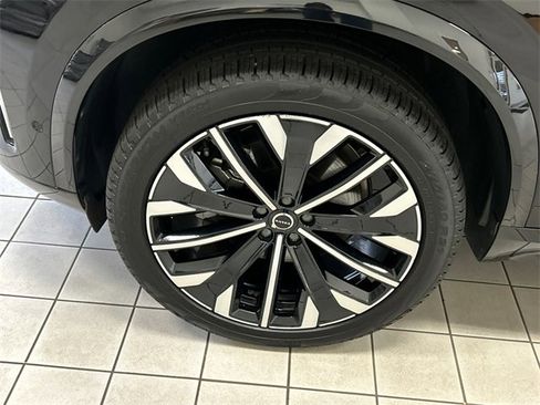 Certified 2025 Volvo XC90 B6 Plus image 8