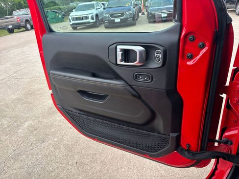 Used 2025 Jeep Wrangler Sahara image 18