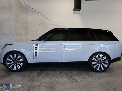 Used 2023 Land Rover Range Rover SV image 3