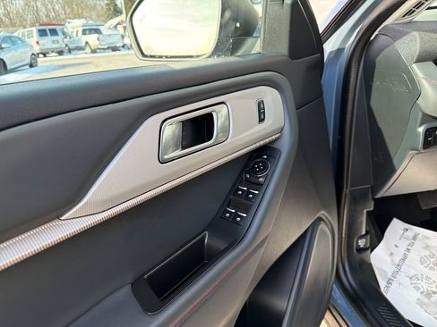 Used 2025 Ford Explorer Active image 34