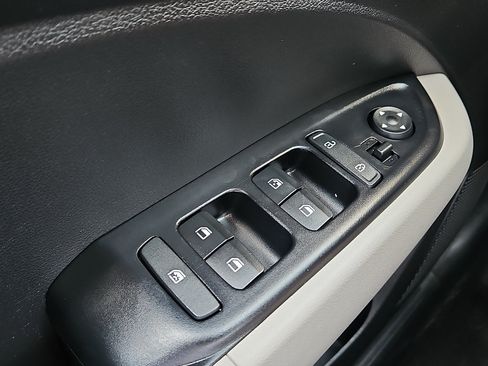 Used 2025 Hyundai Venue SEL FWD image 12